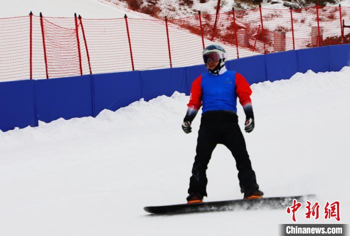 十四冬凉城赛区单板与自由式滑雪障碍追逐赛收