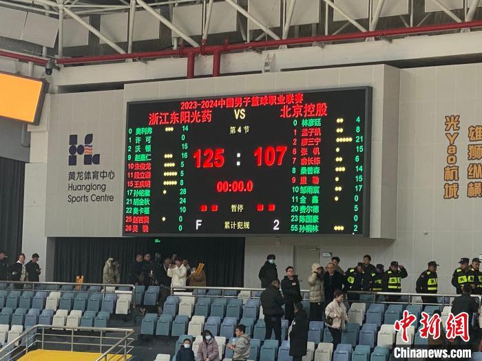 广厦坐镇主场击败北控 六人得分上双火力全开为