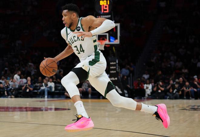 字母哥高效砍31+14+8助 轻松登顶历史30+10+5