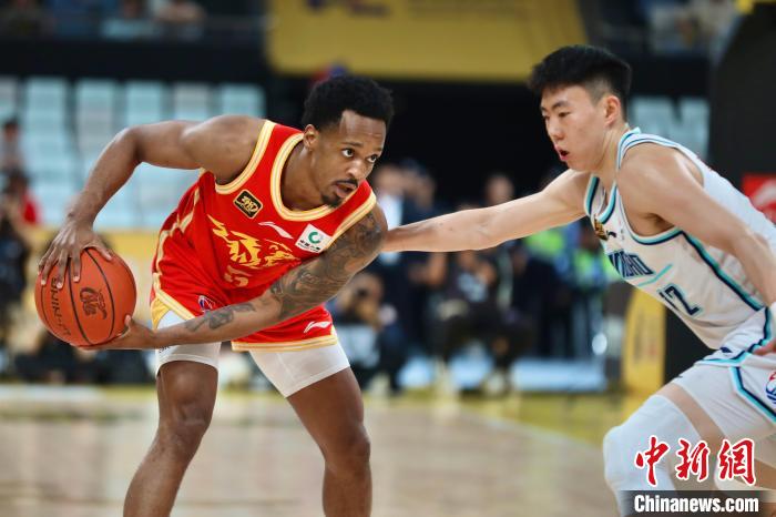 广厦男篮轻取青岛，布朗31分助球队季后赛开门红
