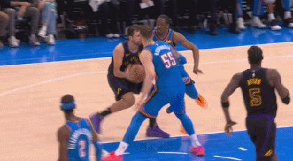 东契奇无对抗受伤引担忧，湖人战术争议成焦点