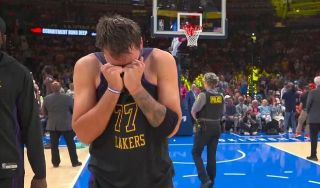 东契奇无对抗受伤引担忧，湖人战术争议成焦点