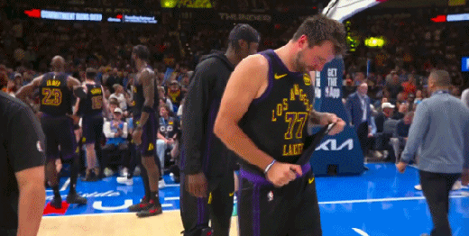 东契奇无对抗受伤引担忧，湖人战术争议成焦点