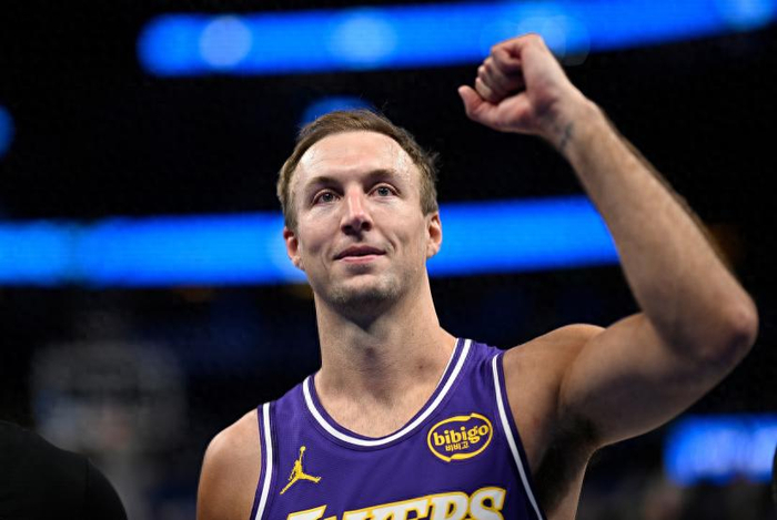 湖人替补双星爆发 海斯19+7+2盖帽助队大胜奇才