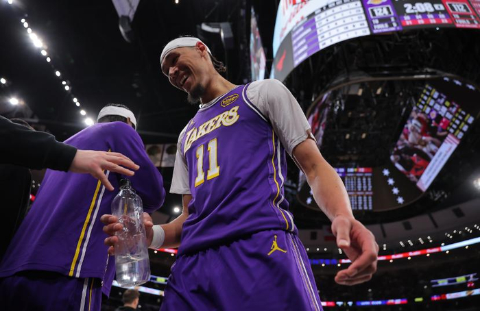 湖人替补双星爆发 海斯19+7+2盖帽助队大胜奇才