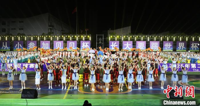 绿茵少年追逐梦想：第二十六届贝贝杯青少年足