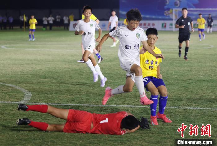 绿茵少年追逐梦想：第二十六届贝贝杯青少年足