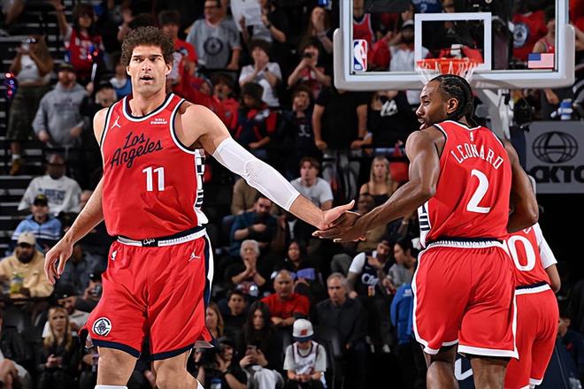 雷霆大胜湖人登顶西部榜首 洛佩斯惨败成快船败