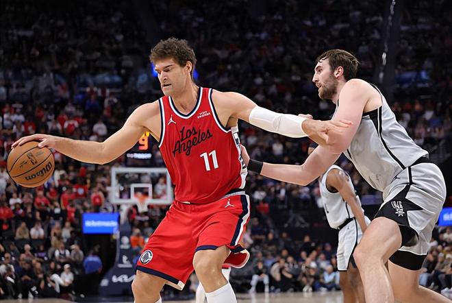 雷霆大胜湖人登顶西部榜首 洛佩斯惨败成快船败