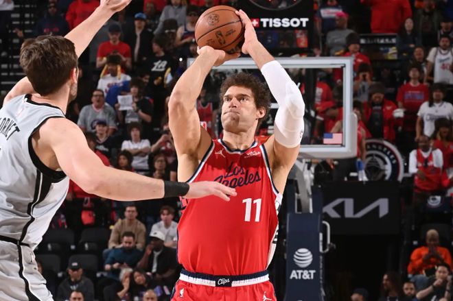 雷霆大胜湖人登顶西部榜首 洛佩斯惨败成快船败