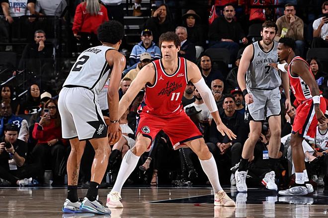 雷霆大胜湖人登顶西部榜首 洛佩斯惨败成快船败