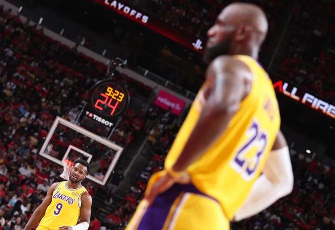 湖人残阵力克火箭，詹姆斯逆境救主助球队3-0夺